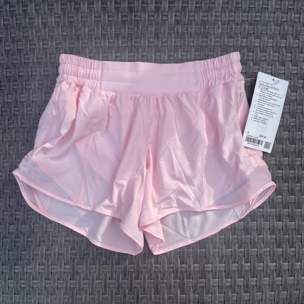 Lululemon Hotty Hot Short LR 4" Lined Strawberry Milkshake Size 6